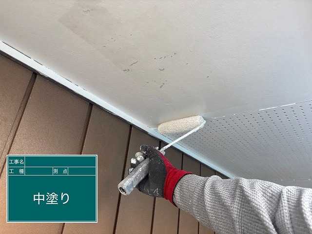 軒天の中塗り作業